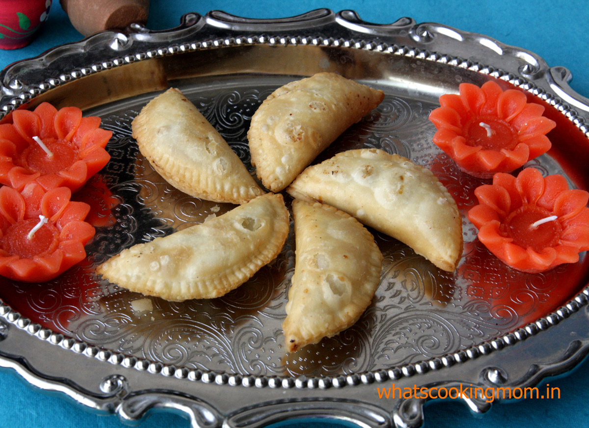 Gunjiya - traditional Indian festival sweet prepared on Diwali and Holi #indiancuisine #tradionalindiansweet
